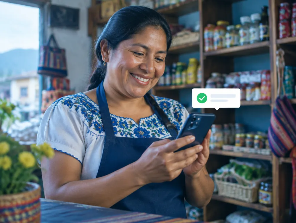 Emprendedora recibiendo la aprobación de su crédito en el celular